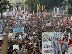 Resposta maciça nas ruas de Madrid contra os cortes