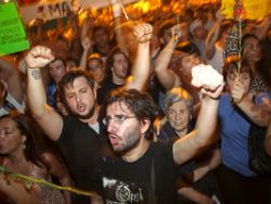 Milhares exigem demissão do governo