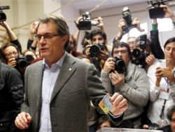 Mas vence con menos apoio e fica longe da maioria.