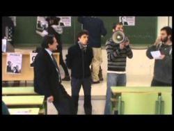 Ex-banqueiro acusado numa aula, interrompida por alunos.