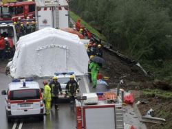 Onze mortos e 33 feridos em acidente de autocarro.